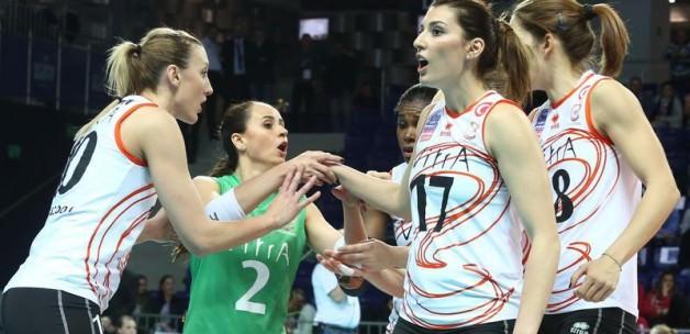 Eczacıbaşı, Vakıfbank'ı devirdi finale uçtu