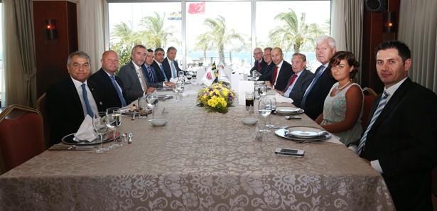 FB, Arsenalli yöneticilere yemek verdi
