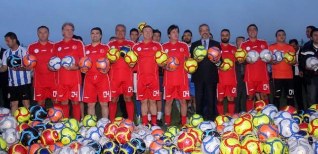 Futbolun ustaları Ağrı'da gençlerle buluştu