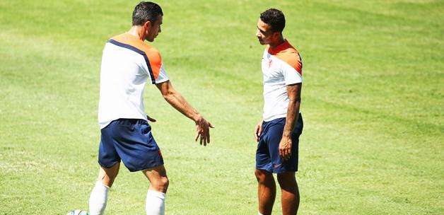 Hollanda idmanında şok kavga! Van Persie...