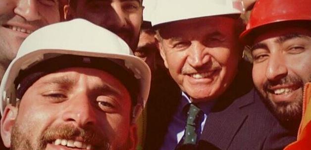 Kadir Topbaş işçilerle selfie pozu verdi