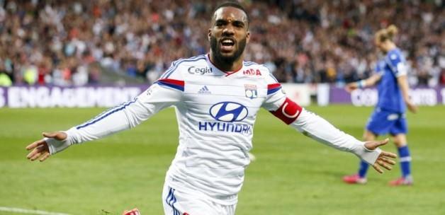 Lacazette Lyon'da kaldı