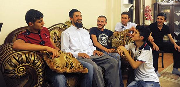 Mahallenin Ömer hocası gençlerin imdadına yetişti