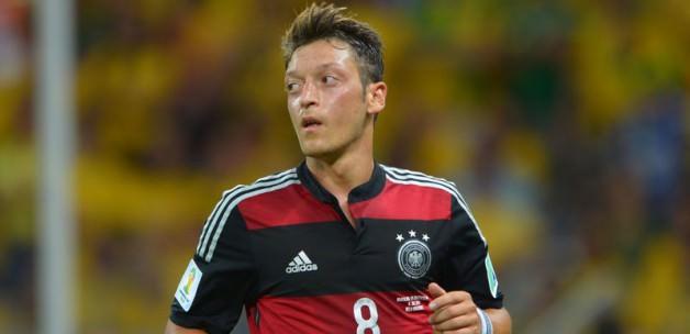 Mesut Özil'e baba darbesi!