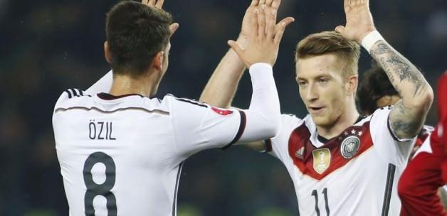 Mesut taraftarı mest etti