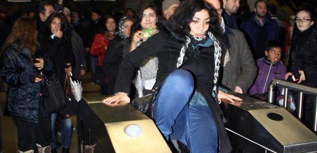 Ankara metrosunda polis müdahalesi Ankara metrosunda polis müdahalesi