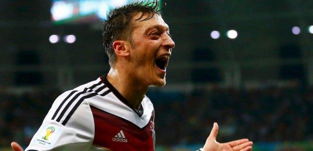 Mesut Özil'den Türk bayraklı mesaj