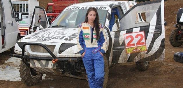 Off-road'da erkeklere taş çıkartıyor