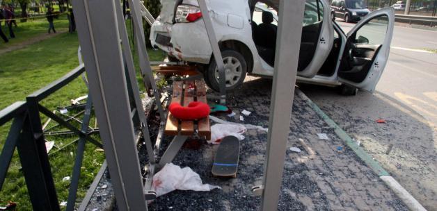 Otobüs durağına daldı: 2 ölü, 2 Yaralı!