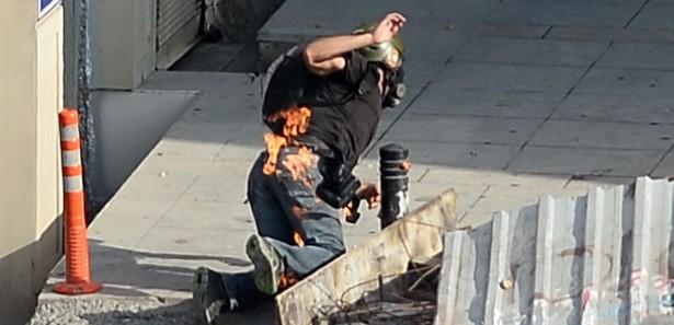 Polise molotof atarken kendilerini yaktılar!
