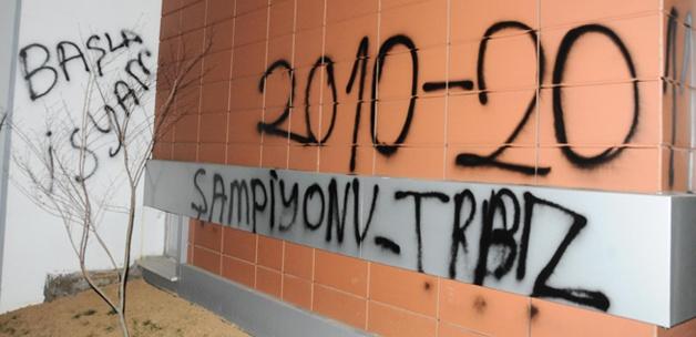 TFF binasına sprey boyalı tepki