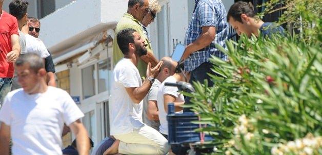 Arda namaz sonrası hasırını kendi topladı