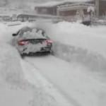 Kar küreme aracı gibi giden Audi!