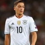 Mesut Özil'e ağır sözler! "Irkçılık tiyatrosu..."