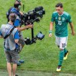 Mesut Özil Almanya basınını ikiye böldü