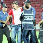 'Hapisten yeni çıkmış, içmiş içmiş sahaya atlamış'