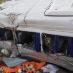 Servis minibüsü devrildi, yaralılar var