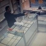 Kuyumcu, silahlı soyguncuyu ateş ederek püskürttü!