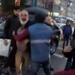 Motosikletli şahsa coplu saldırı kamerada