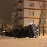 Karda kayan kamyon apartman bahçesine devrildi