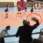 Voleybol maçında anne terliği!