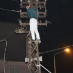 Çocuklarını göremeyince elektrik direğine tırmandı