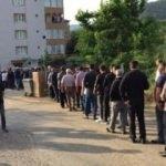 Mahallede 1 kilometrelik bayramlaşma kuyruğu