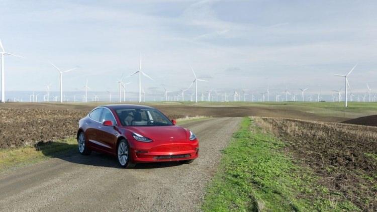 Elon Musk Tesla Model 3'ün çıkış tarihini açıkladı