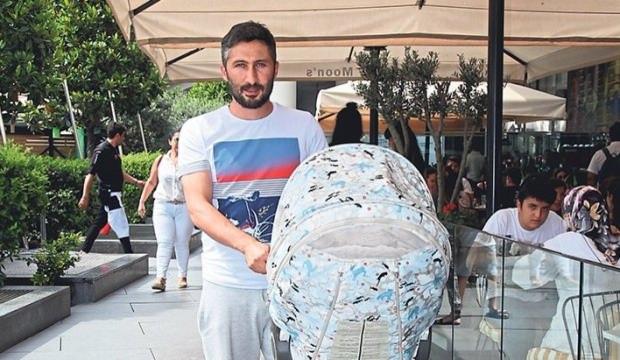Futbolcu Sabri bebeğini gezdirirken görüntülendi 72