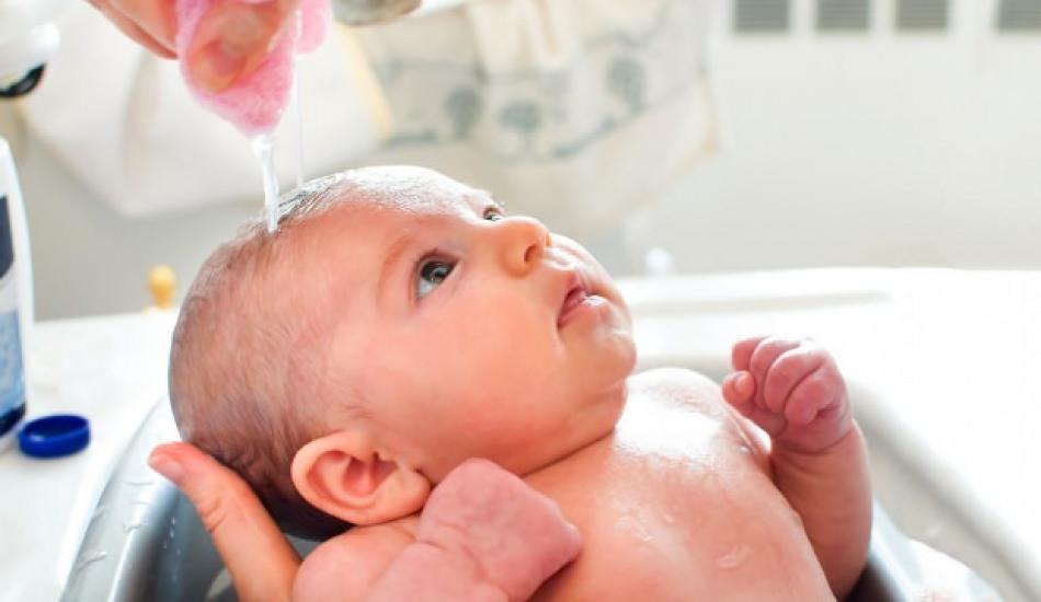 Tek başına bebek nasıl yıkanır? Pratik yeni doğan banyosu