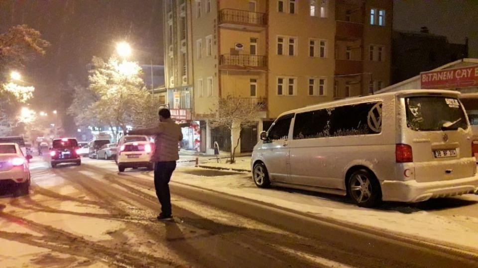 pstrongKars’ta akşam saatlerinde etkili olan kar yağışı kenti beyaza bürüdü./strong/p pbr / Kars’ta akşam saatlerinde etkili olan kar yağışıyla birlikte sokaklar beyaz örtüyle kaplandı. /p 