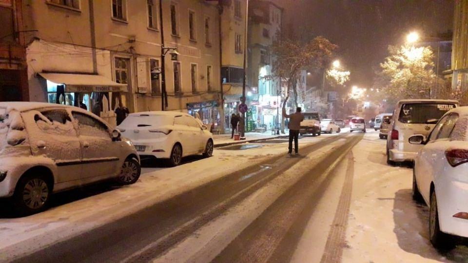 pTrafik ekipleri sürücüleri dikkatli olmaları konusunda uyarırken, kar yağışının kentte gece de etkili olması bekleniyor./p 
