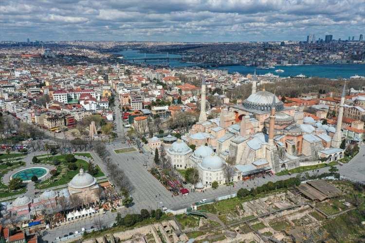 <p>Birçok olayın meydanda yaşandığını belirten Çakır, <strong><em>"Burada sel de yaşadık 15 Temmuz'u da yaşadık, hiç böyle olmamıştı. Ben burada hatırlıyorum kar yağıyordu dizimize kadar, müşteri bastırıyordu ama şu an hiçbir şey yok, bomboş. Meydanda, saysanız 7-8 kişi yoktur. Normalde şu meydanda insan eksiz olmazdı, ilk defa böyle bir şey yaşıyoruz." </em></strong>dedi.</p>
