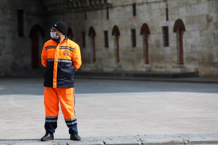 <p>İstiklal Caddesi girişinde dönerci dükkanı işleten Hayri Taş, 30 yıldır aynı yerde çalıştığını ve alanı daha önce bu kadar sakin görmediğini ifade etti.<br />
 </p>
