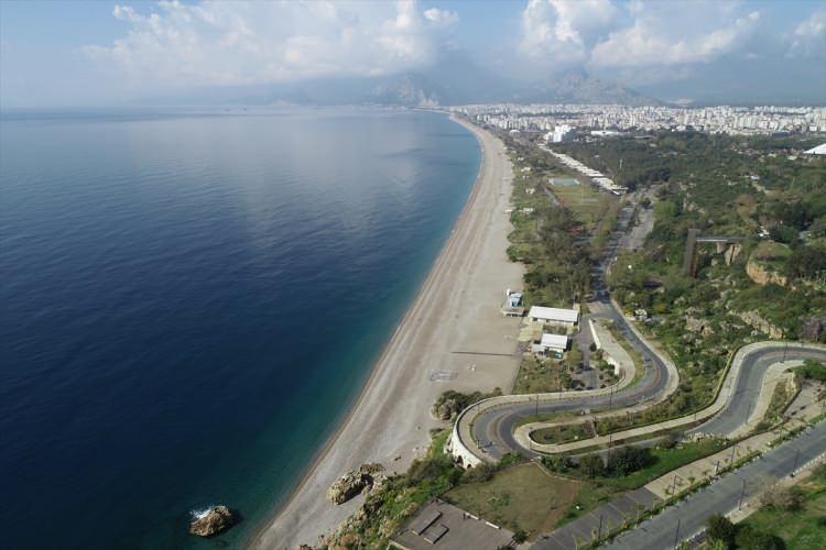 <p>Antalya da tıpkı Muğla gibi turizm merkezlerinde koronavirüs (Kovid-19) tedbirleri kapsamında sahil ve plajlar en sakin günlerini yaşıyor.</p>

<p> </p>
