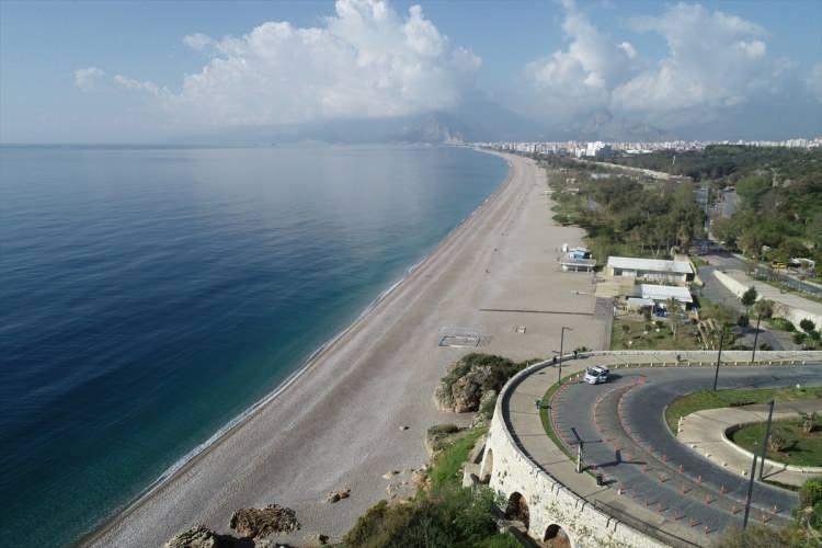 <p>Ağırladığı turist sayısı açısından "turizmin başkenti" olarak nitelendirilen Antalya'da Kovid-19 kapsamında alınan önlemler uygulanmaya başladı.</p>
