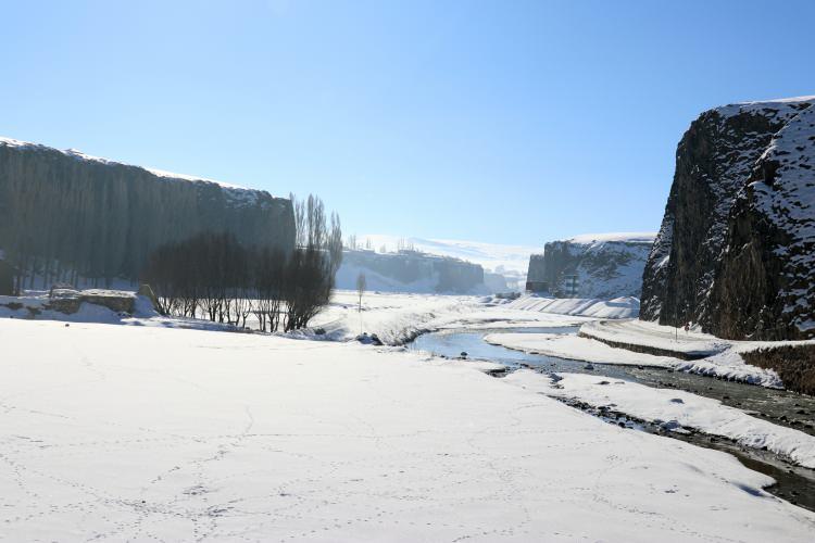 <p>Ağrı'nın Diyadin ilçesinde bulunan ve "Doğu'nun Ihlara Vadisi" olarak adlandırılan kilometrelerce uzunluktaki Murat Kanyonu, karla kaplı görüntüsüyle ilgi çekiyor.<br />
 </p>
