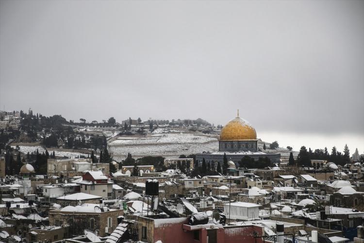 <p>Kutsal şehir Kudüs'e mevsimin ilk karı yağdı. Öğleden sonra etkili olmaya başlayan kar yağışı, akşam saatlerinde işgal altındaki Doğu Kudüs'ü beyaza bürüdü. Kudüslüler, mevsimin ilk karının heyecanıyla gece geç saatlerde sokaklara döküldü.</p>
