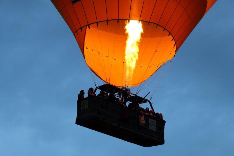 <p>Nevşehir’in merkez ilçeye bağlı Göreme beldesi Kılıçlar Vadisinden havalanan onlarca balon gökyüzünü renklendirirken balonların görsel şöleni yerli ve yabancı turistlere kendisine hayran bıraktı.</p>

