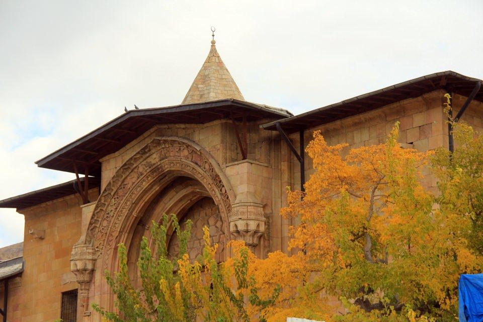 <p>UNESCO’nun Türkiye’de koruma altına aldığı ilk eser olan Divriği Ulu Camisi’nde yarım kalan restorasyon çalışmaları yeniden başlıyor.</p>

