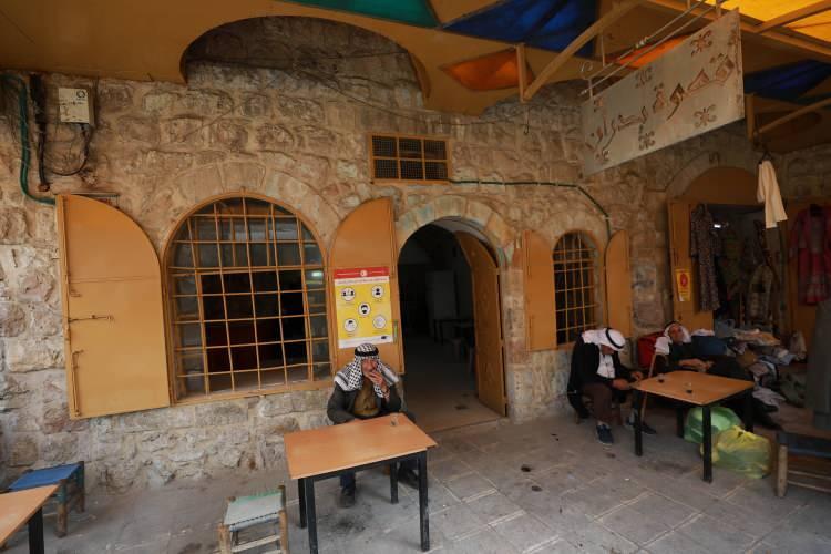 <p>Bedran Kahvehanesi, El-Halil kentinin tarihi Kazazin Camisi ve Harem-i İbrahim Camisi’ne de komşu bir konumda yer alıyor. </p>
