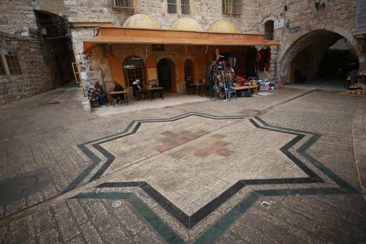 <p>Tarihi beldenin Kazazin (Züccaciye) Çarşısı'na bakan Memlûkler dönemine (1250-1517) ait bir binanın zemin katını mekân edinen Bedran Kahvehanesi, Filistin'in El-Halil İmar Komitesi tarafından birkaç yıl önce restore edildi.</p>
