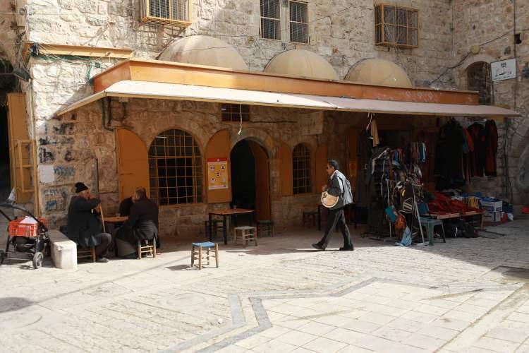 <p>El-Halil sakini 66 yaşındaki Muhammed et-Telbişi, İsrail'in baskılarına rağmen 23 yıldır geleneksel Bedran Kahvehanesini işletmeye gayret ediyor.</p>
