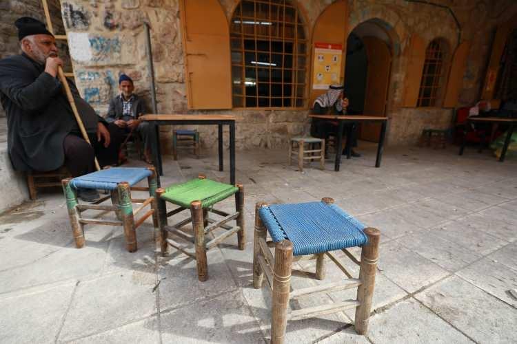 <p>Kahvehanesinin müdavimlerinden onlarcasının vefat ettiğini söyleyen Telbişi, eski Ürdün Kralı Abdullah el-Hüseyin (1882-1951), Filistinli lider Haci Emin el-Hüseyni ve daha birçok bilinen şahsiyetin mekânına uğradığını aktardı.</p>
