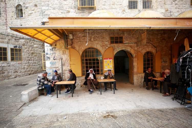 <p>Üst katlarında Filistinli ailelerin oturduğu tarihi binanın 50 metrekarelik zemin katından oluşan Bedran Kahvehanesi, yaklaşık 60 yıllık ahşap masa ve sandalyeleriyle dikkati çekiyor.</p>
