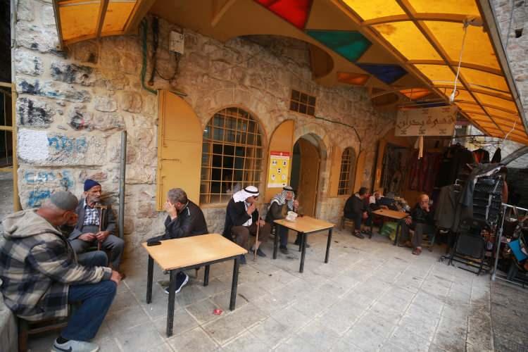 <p>Tarihi binada müşterilerine Türk usulü demlenen çay ve kahvenin yanı sıra nargile sunulan Telbişi'nin kahvehanesi, birkaç yüz metre yakınlarında yer alan tarihi camilerde namaz kılmak için ezan bekleyen yaşlıların uğrak yeri olarak da biliniyor.</p>
