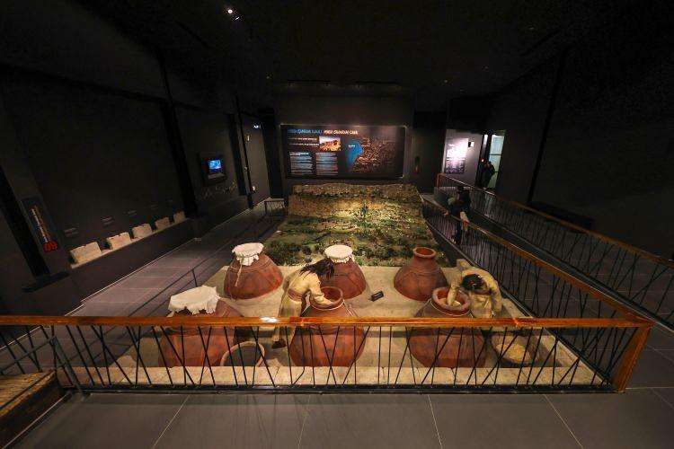 <p>Yıllarca Urartulara başkentlik yapan Van'ın tarihine ışık tutan ve "Dünyanın en büyük Urartu Müzesi" olarak nitelendirilen Van Müzesi'nin, Avrupa Müze Forumu tarafından düzenlenen "Avrupa Yılın Müzesi Ödülü 2022" için finale kalmasının ziyaretçi sayısını da artırması bekleniyor.</p>
