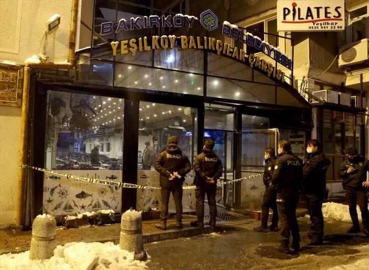 <p>Olay Bakırköy, Yeşilköy Mahallesinde saat 00.30 sıralarında meydana geldi. İddiaya göre, Cümbüş Sokakta bir balık restoranında bulunan Beşiktaş eski yöneticisi avukat Şafak Mahmutyazıcıoğlu'na kimliği belirsiz kişi ya da kişiler silahlı saldırı düzenledi.</p>

