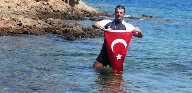 Şehitlere saygı amacıyla Yunan adasına yüzdü
