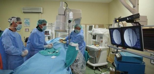 Atardamarı tıkalı hastaya ameliyatsız tedavi